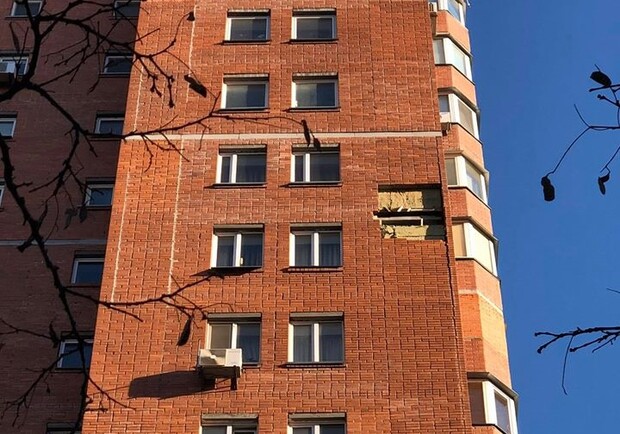 Фотофакт: на Позняках обрушилась часть фасада многоэтажки фото