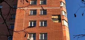 Фотофакт: на Позняках обрушилась часть фасада многоэтажки