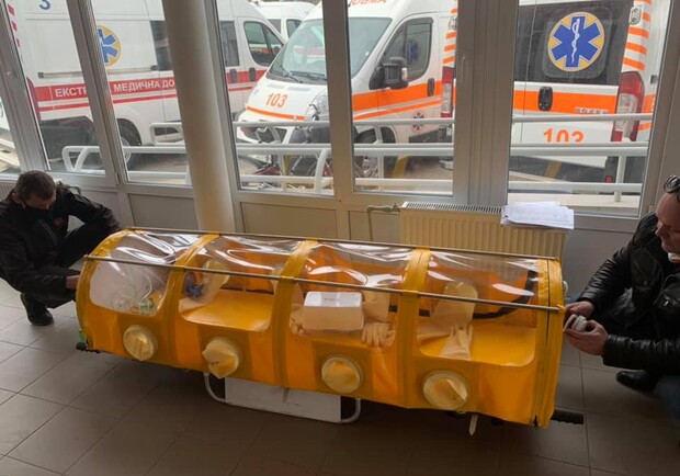 Обезопасили: в Украине изготовили капсулу для транспортировки больных Covid-19 фото