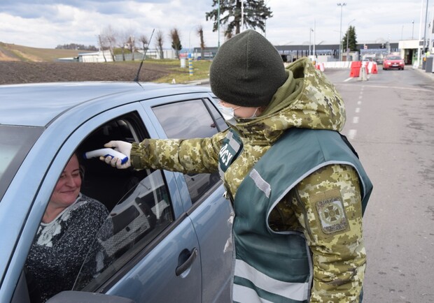 Мало ездят: в Украине закрывают еще 10 пунктов пропуска на границе фото