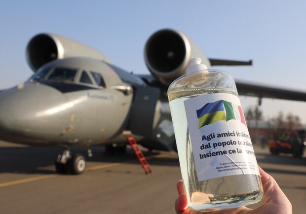Украина отправила второй самолет с санитайзерами в Италию фото