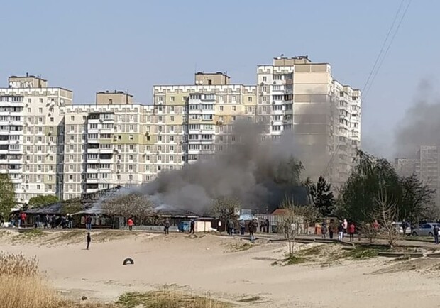 Откуда дым: в Дарницком районе разгорелся масштабный пожар фото