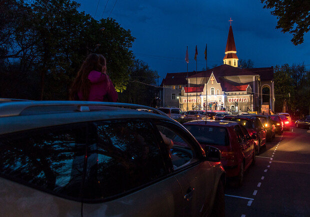 В сквере Гамова устроили массовую молитву, не выходя из авто. Фото: Думская