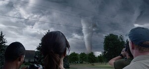 Вслед за бурей: под Киевом заметили несколько пыльных вихрей