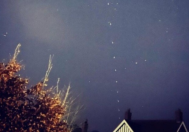 Видеофакт: в небе над Киевом заметили десятки НЛО фото