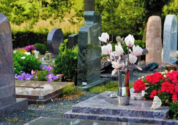 Поминальные дни - в июне: список кладбищ Киева, которые закрыты на карантине фото