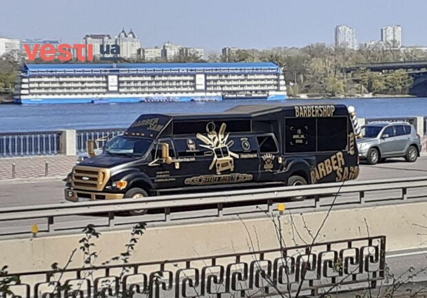 Фотофакт: в Киеве заметили барбершоп на колесах фото