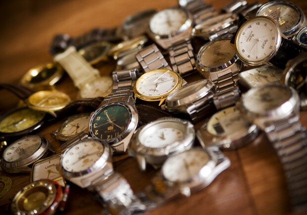 Чтоб торжественно вручать: мэрия Киева заказала подарочные часы за 3,8 миллиона фото