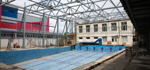 Медкабинет и зал для разминки: на Победе реконструируют открытый бассейн