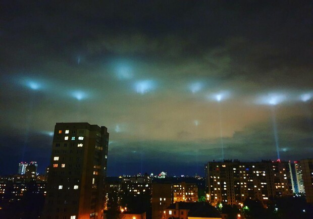 Получи ответ: что за странные лучи появились в небе над Киевом фото