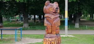 Полюбуйся: в Полтаве установили деревянную скульптуру медведя-пасечника