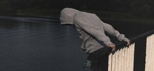 Прыгнул с Нового моста: спасатели нашли тело парня (фото 18+)