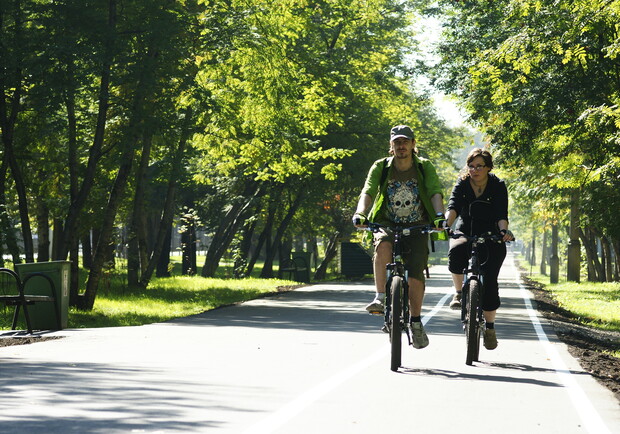 Велосипедисты едут по велодорожке. Фото: kiev.moygorod.ua 
