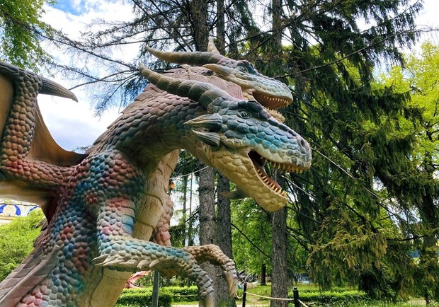 Двигаются и рычат: на ВДНХ открылась выставка сказочных драконов и динозавров - фото