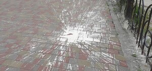 Пошалил: на Оболони неизвестный кидал пакеты с краской в прохожих