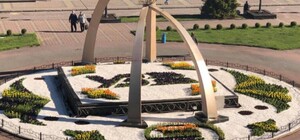 Возле Южного вокзала: в Харькове появилась еще одна цветочная инсталляция