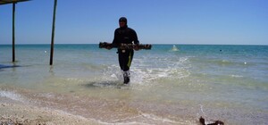 Раздевалки, части навесов и якоря: спасатели расчищают акваторию Азовского моря