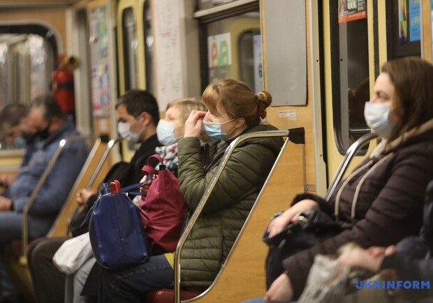 На второй день работы в киевской подземке увеличилось число пассажиров. Фото: Укринформ