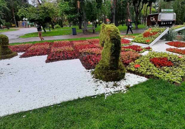 Цветочную выставку в парке "Победа" испортили вандалы. Фото: КП по СЗН Днепровского района