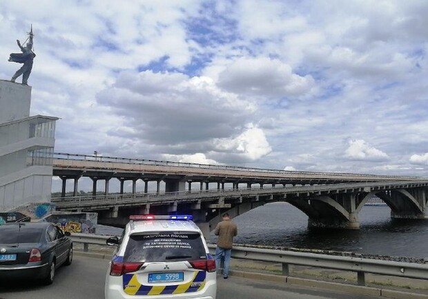 В Киеве перекрыли мост Метро. Фото: Патрульная полиция