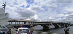 В Киеве перекрыли мост Метро: поступило сообщение о минировании 