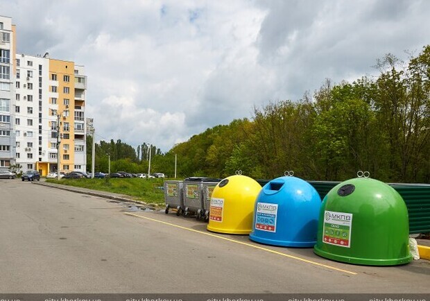 В Дарницком районе установили баки для сортировки мусора. Фото: city.kharkov.ua