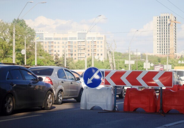 Движение транспорта по Столичному шоссе частично ограничено. Фото: Vgorode