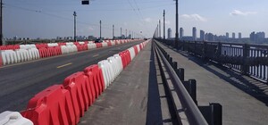 Неравнодушные киевляне помогли из отгороженных полос на мосту Патона сделать велополосы