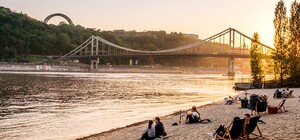 Готовятся к сезону: на Трухановом острове почистили пляж