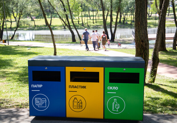 Станет чище: в парках Киева устанавливают баки для сортировки мусора - фото: КГГА