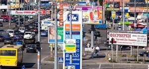 Большая уборка: на Харьковском массиве чистят фасад дома от рекламных вывесок