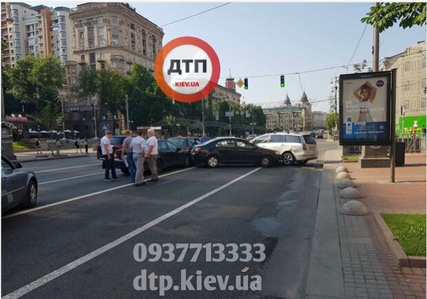 ДТП на Крещатике. Столкнулись четыре машины. Источник: dtp.kiev.ua
