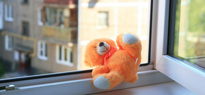 В Полтаве 3-летняя девочка выпала со второго этажа