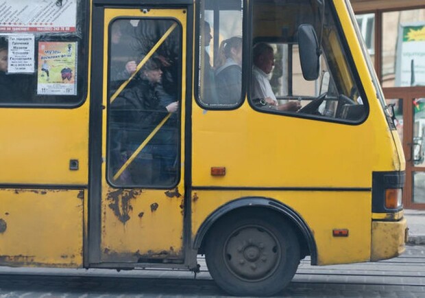 В Киеве уволили двоих маршрутчиков за езду по тротуару. Фото: Новое время