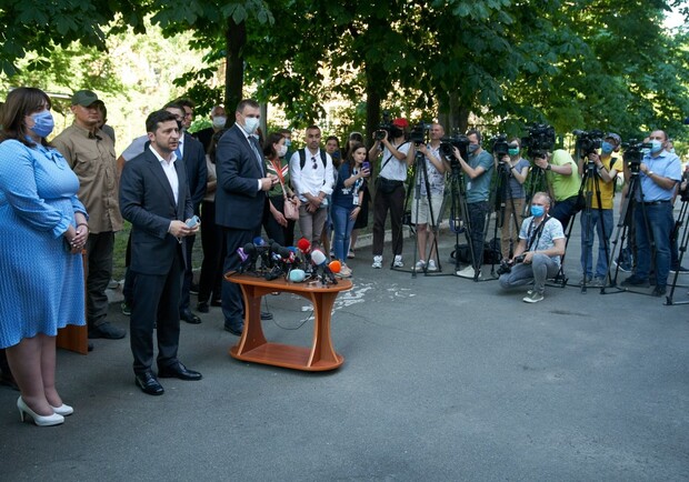 Первые 12 семей пострадавших от взрыва на Позняках получили новые квартиры. Фото: Офис президента