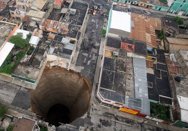 Глубина ямы составляет более пятнадцати метров. Источник фото: LiveJournal