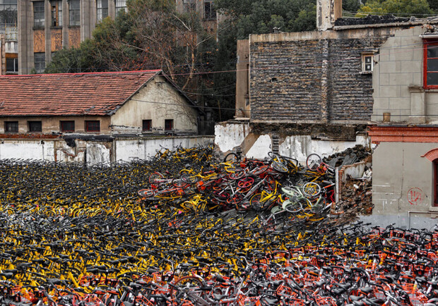 Велосипеды из велошеринга валяются грудой мусора в Китае Фото:vc.ru