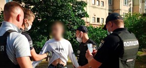 Попался: полиция посреди улицы задержала полтавчанина с пистолетом