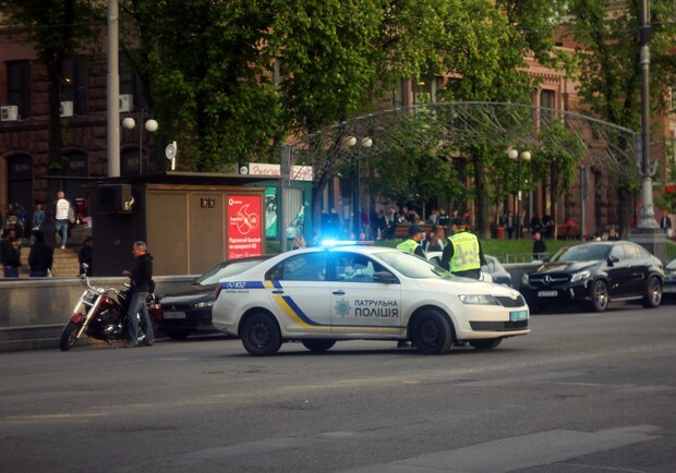 Cтоличные патрульные попались на месте для автохамов. Фото: Валерия Кушнир