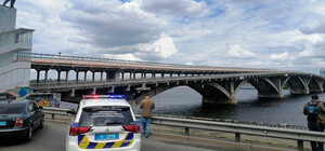 Сюда не суйся: инвесторы домов Войцеховского перекрыли мост Метро