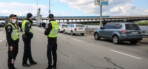 Митинг на мосту Метро: чего требуют протестующие и как себя ведет полиция