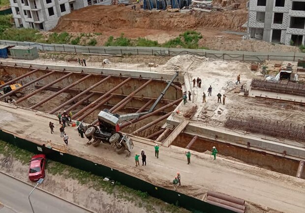 Посреди строительной площадки, где сооружают туннель метро на Виноградаре, подъемный кран упал в яму Фото:РБК