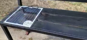 Вот бы не сломали: на левом берегу появилась лавочка с зарядкой для гаджетов