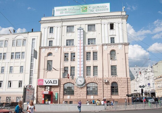 Харьковчанка в петиции просит установить скамейки под "градусником". Фото: stroyobzor.ua