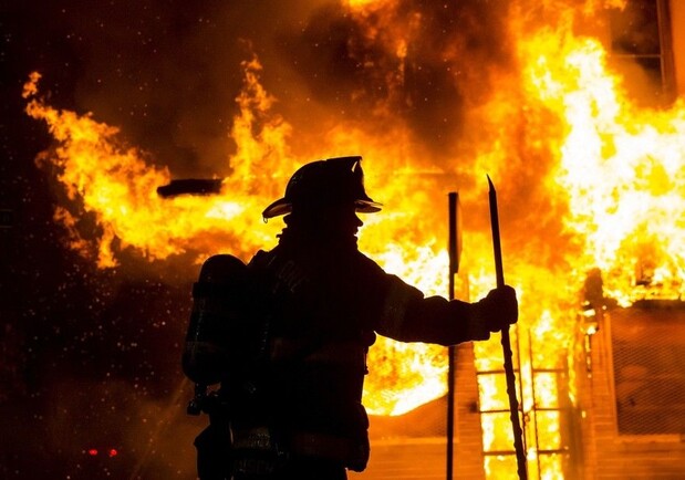 Во время пожара на Троещине на балкон вышла женщина и кричала, но спасатели не смогли ей помочь. Фото: ОТВ