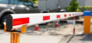 Не успел выехать бесплатно: в Аркадии мужчина сломал шлагбаум платной парковки