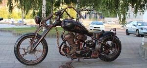 Символ памяти: что означает мотоцикл на Набережной Днепра