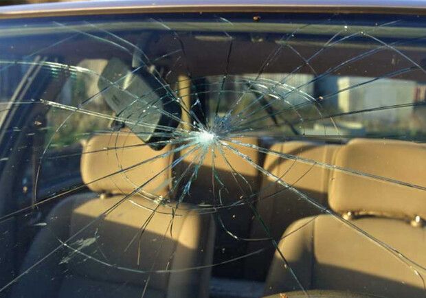 Деталь разбила лобовое стекло. Источник фото: Autonews