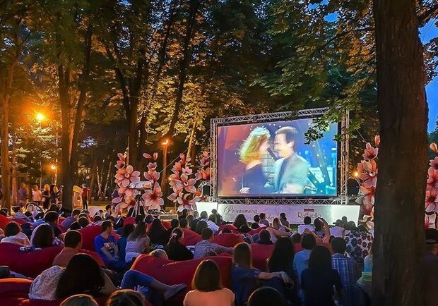 В парке Шевченко показывают короткометражные фильмы. Фото: nashkiev.ua
