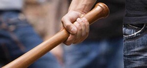 И помогай после этого: мужчину избили битой за то, что перевел бабушку через дорогу